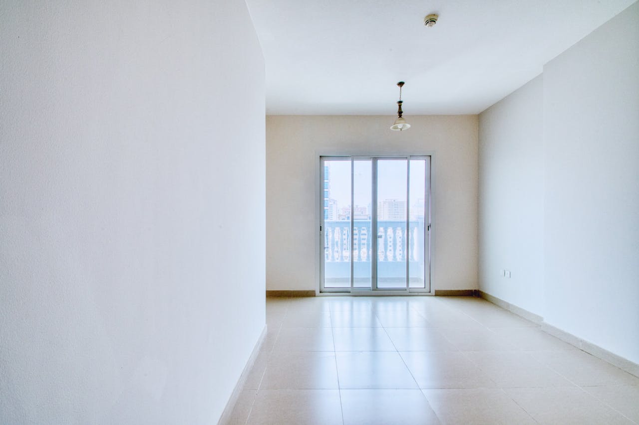 about-01 Spacious, unfurnished apartment with natural light and large windows for modern living.